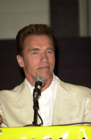 Foto de Arnold Schwarzenegger dando una entrevista en Los Angeles Comic Book. Convención de Ciencia Ficción. Terminator 3, subida de las máquinas - Imagen libre de derechos