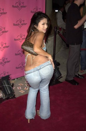 Foto de Aiko Tanaka posando desde atrás en la fiesta de cumpleaños de Bench Warmer. 5 de septiembre de 2003. Los Angeles, California, Estados Unidos - Imagen libre de derechos