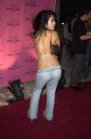 Téléchargez les photos : Aiko Tanaka posant de dos à la fête d'anniversaire Bench Warmer. Le 5 septembre 2003. Los Angeles, Californie, États-Unis - en image libre de droit