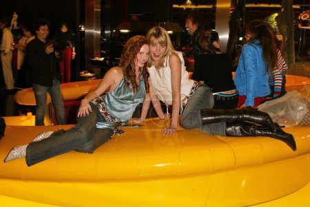 Téléchargez les photos : Phoebe Price et Meredith Ostrom posant à la caméra avec le sourire et s'amusant à la fête de Miss Sixty. Los Angeles, Californie, États-Unis - en image libre de droit