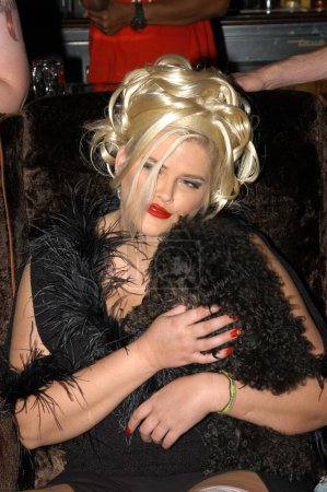 Foto de Modelo estadounidense Anna Nicole Smith holding black dog, West Hollywood, CA, Estados Unidos - Imagen libre de derechos