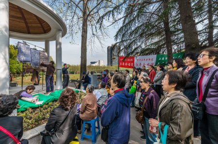 Téléchargez les photos : Gens chantant des chansons révolutionnaires dans fuxing parc shanghai Chine - en image libre de droit