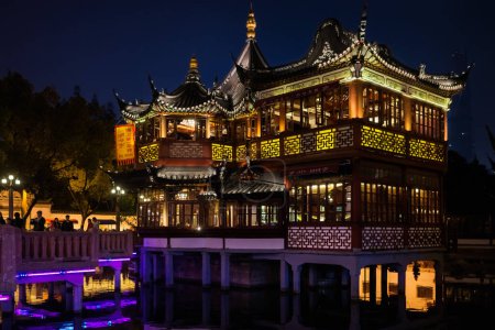 Téléchargez les photos : Ancienne maison de thé Fang Bang Zhong Lu vieille ville la nuit à Shanghai - en image libre de droit