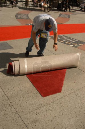 Foto de Los equipos de trabajo rompen el área de la alfombra roja del Oscar después de que las llegadas fueron canceladas debido a la inminente guerra en el Teatro Kodak, donde se retira el área de llegadas para los Oscars de 2003, Hollywood, CA 03-19-03 - Imagen libre de derechos