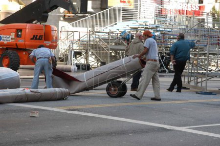 Téléchargez les photos : Work Crews break down the Oscar red carpet area after arrivals were annulée due to the imminence war at the Kodak Theater, where the arrivals area for the 2003 Oscars is taken down, Hollywood, CA 03-19-03 - en image libre de droit