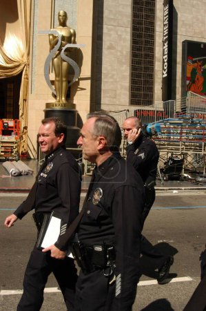 Téléchargez les photos : Le chef de la police de Los Angeles William J. Bratton enquête sur la sécurité sur le site des Oscars 2003 au Kodak Theater, où la zone des arrivées pour les Oscars 2003 est détruite, Hollywood, CA 03-19-03 - en image libre de droit
