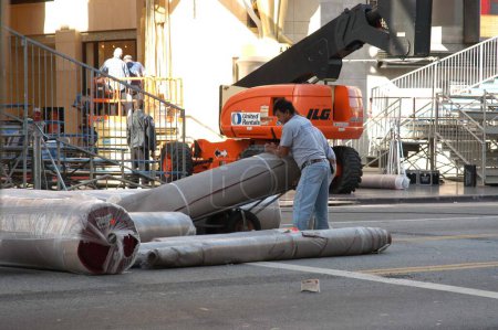 Téléchargez les photos : Work Crews break down the Oscar red carpet area after arrivals were annulée due to the imminence war at the Kodak Theater, where the arrivals area for the 2003 Oscars is taken down, Hollywood, CA 03-19-03 - en image libre de droit