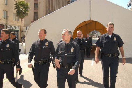 Téléchargez les photos : Le chef de la police de Los Angeles William J. Bratton enquête sur la sécurité sur le site des Oscars 2003 au Kodak Theater, où la zone des arrivées pour les Oscars 2003 est détruite, Hollywood, CA 03-19-03 - en image libre de droit