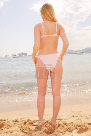 Téléchargez les photos : Vue arrière de l'actrice danoise Gry Wernberg Bay posant sur la plage et portant un maillot de bain - en image libre de droit