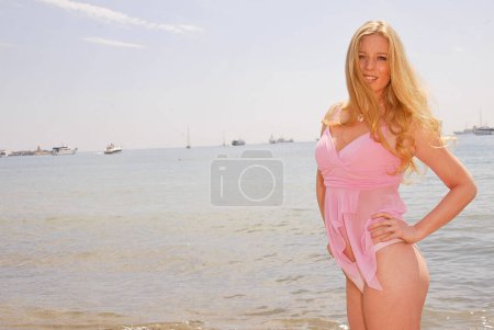 Foto de La actriz de pelo jengibre Gry Wernberg Bay en bikini y top rosa posando en la playa en Francia, Cannes - Imagen libre de derechos