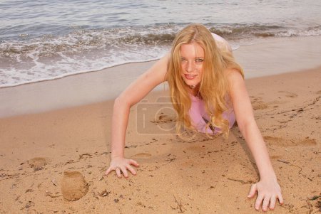 Téléchargez les photos : L'actrice danoise Gry Wernberg Bay pose sur une plage de sable fin. Cannes, France 05.15.04 - en image libre de droit