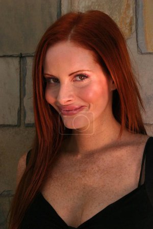 Téléchargez les photos : Belle actrice aux cheveux roux Phoebe Price posant à la caméra, Californie, Santa Monica - en image libre de droit