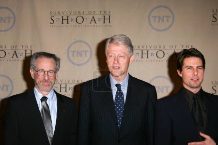 Téléchargez les photos : Steven Spielberg, le président William Jefferson Clinton et Tom Cruise lors du cinquième dîner annuel des ambassadeurs pour l'humanité en l'honneur de l'ancien président William J. Clinton, Universal Studios, Universal City, CA 02-17-05 - en image libre de droit