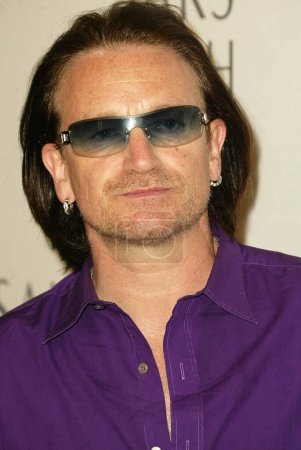 Téléchargez les photos : Bono pendant la nouvelle ligne de vêtements de commerce conscient au magasin Saks Fifth Avenue à Beverly Hills, Californie, États-Unis - en image libre de droit