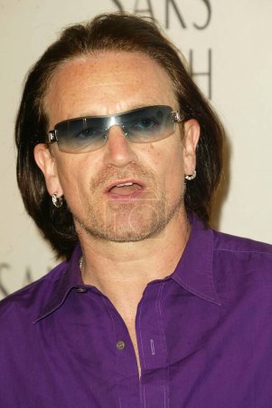 Téléchargez les photos : Bono pendant la nouvelle ligne de vêtements de commerce conscient au magasin Saks Fifth Avenue à Beverly Hills, Californie, États-Unis - en image libre de droit