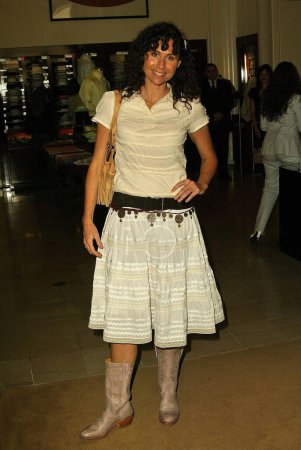 Téléchargez les photos : L'actrice américano-britannique Minnie Driver lance une nouvelle ligne de vêtements de commerce conscient au magasin Saks Fifth Avenue à Beverly Hills, Californie, États-Unis - en image libre de droit