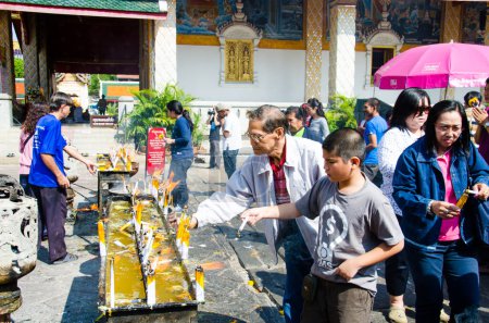 Téléchargez les photos : Thai Buddhist prays in a Buddhist merit - en image libre de droit