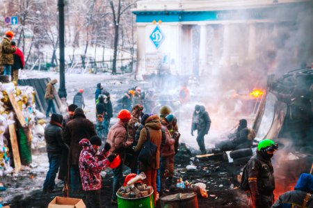 Téléchargez les photos : Barricade with the protesters at Hrushevskogo street in Kyiv, Ukraine - en image libre de droit