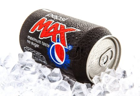 Foto de Pepsi Max sobre una cama de hielo sobre un fondo blanco - Imagen libre de derechos
