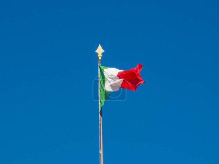 Foto de Bandera de Italia sobre fondo azul cielo - Imagen libre de derechos