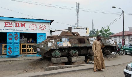 Téléchargez les photos : Véhicule de combat d'infanterie détruit dans la rue africaine - en image libre de droit