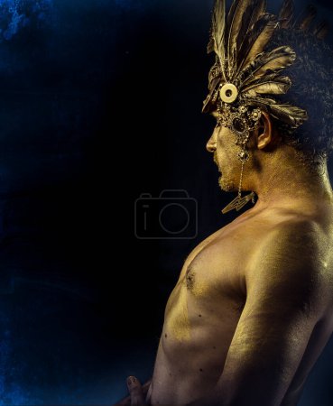 Foto de Dios olímpico griego, deidad, concepto, hombre con máscara de oro - Imagen libre de derechos