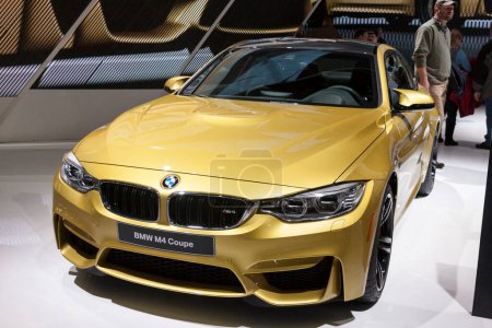 Téléchargez les photos : Le nouveau coupé BMW M4 2015 au Salon international de l'auto de l'Amérique du Nord le 26 janvier 2014 à Detroit. exposition de voitures de luxe - en image libre de droit