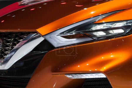 Téléchargez les photos : Berline Nissan Sport orange, Salon international de l'auto de l'Amérique du Nord 26 janvier 2014 à Detroit. exposition de voitures de luxe - en image libre de droit