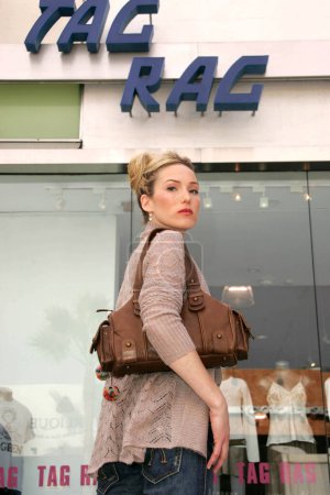 Foto de Lily Hearst vistiendo ropa de Gold Hawk y TAG Jeans en TAG RAG Boutique - Imagen libre de derechos