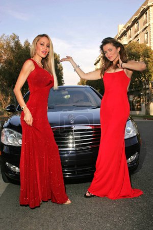 Téléchargez les photos : Tabitha Taylor et Alicia Arden à la séance photo de prévisualisation pour Mercedes-Benz S600 personnalisé. 7 novembre, Mercedes Benz de Beverly Hills, Beverly Hills, CA - en image libre de droit