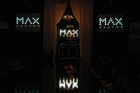Foto de Max Factor Show Beneficiando Ropa Fuera de Nuestra Espalda Caridad Interior - Imagen libre de derechos