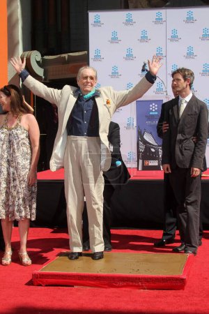 Foto de Actor Peter O 'Toole con es hijo e hija asiste a la mano y la ceremonia de huellas durante el Festival de Cine Clásico TCM en Grauman' s Chinese Theater en Hollywood el 30 de abril de 2011. - Imagen libre de derechos