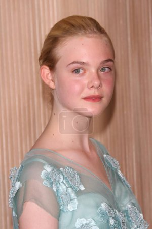 Téléchargez les photos : Elle Fanning aux Crystal + Lucy Awards 2011 de Women In Film, hôtel Beverly Hilton, Beverly Hills, Californie. - en image libre de droit