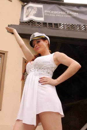 Téléchargez les photos : L'actrice Phoebe Price posant à la bannière Phoebe Price Designs, portant un chapeau et une robe blanche sexy. Los Angeles, Californie. 07-14-11 - en image libre de droit
