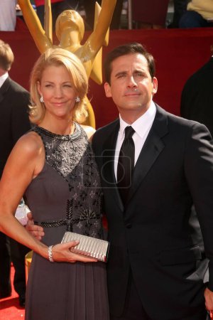 Foto de Nancy Walls y Steve Carell en la 60ª edición de los Premios Primetime Emmy Red Carpet. Nokia Theater, Los Ángeles, CA. - Imagen libre de derechos