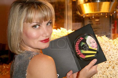 Téléchargez les photos : Rena Riffel avec des DVD de son dernier film "" Trasharella "" au 'Showgirls' Midnight Screening. New Beverly Cinema, Los Angeles, CA. 09-14-08 - en image libre de droit
