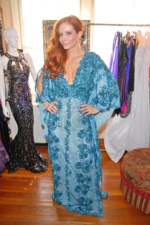Téléchargez les photos : Phoebe Price portant une robe bleue et posant sur la caméra - en image libre de droit