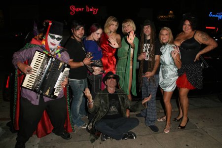 Foto de Count Smokula with Bridgetta Tomarchio, Ashley King and Rena Riffel and The Fabulous Miss Wendyat the Girls and Corpses Magazine Summer Alien Autopsy Issue Party, Meltdown Comics, Hollywood, CA. 08-20-10 - Imagen libre de derechos