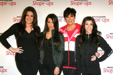 Foto de Khloe Kardashian, Kim Kardashian, Kris Jenner y Kourtney Kardashian en una conferencia de prensa para anunciar una alianza mundial con Kim Kardashian y Kris Jenner, Beverly Wilshire, Beverly Hills, CA. 11-22-10 - Imagen libre de derechos