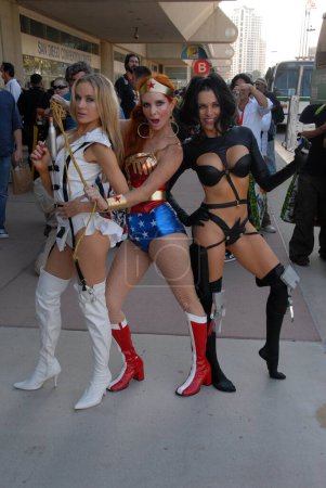 Foto de "Paula Labaredas as Barbarella, Phoebe Price as Wonder Woman and Alicia Arden as Aeon Flux/ImageCollect" - Imagen libre de derechos