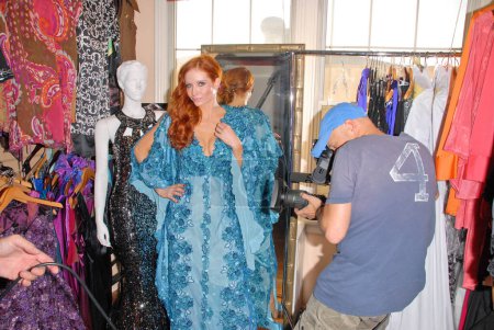 Téléchargez les photos : Phoebe Price portant une robe bleue et posant sur la caméra - en image libre de droit