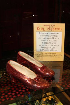 Téléchargez les photos : The Ruby Slippersat dévoile publiquement les pantoufles Ruby du "Magicien d'Oz" avant d'être vendues aux enchères le 16 décembre à New York, Solange Azagury-Partridge, Beverly Hills, CA 11-14-11 - en image libre de droit