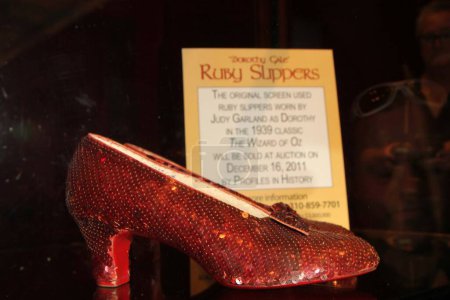 Foto de The Ruby Slippersat una presentación pública de las zapatillas de rubí usadas en pantalla del "" Mago de Oz "" antes de ser vendidas en subasta el 16 de diciembre en Nueva York, Solange Azagury-Partridge, Beverly Hills, CA 11-14-11 - Imagen libre de derechos