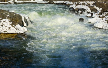 Foto de Increíble vista de la cascada en la naturaleza - Imagen libre de derechos