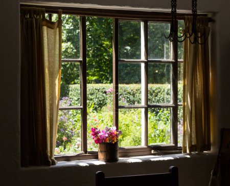 Foto de Una ventana con una flor y un vaso de leche - Imagen libre de derechos