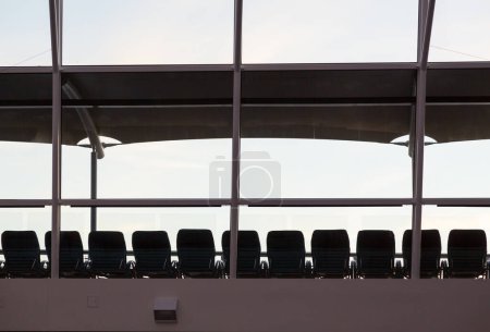 Foto de Fila de tumbonas o sillas de playa reclinables bajo sombra - Imagen libre de derechos