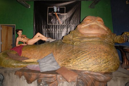 Téléchargez les photos : Alicia Arden au Slave Leia day tour et séance photo avec Jabba the Hutt, Gentle Giant Studios, Burbank, CA. 07-16-10 - en image libre de droit