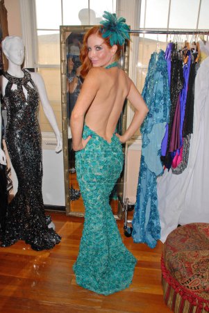 Téléchargez les photos : Phoebe Price portant une robe de couleur tortue et posant sur la caméra - en image libre de droit