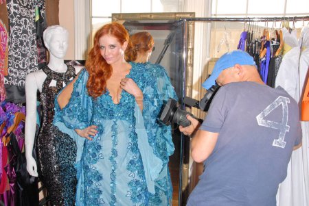 Téléchargez les photos : Phoebe Price portant une robe bleue et posant pour camera man - en image libre de droit