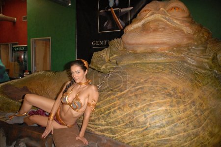 Téléchargez les photos : Jabba le Hutt et Adrianne Curry portant le costume Esclave Leia, personnages de Star Wars. Gentle Giant Studios, Burbank, CA - en image libre de droit